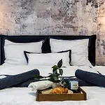 New Design & High Standard From 16th Century In Old Town-free Parking Apartment Bratislava