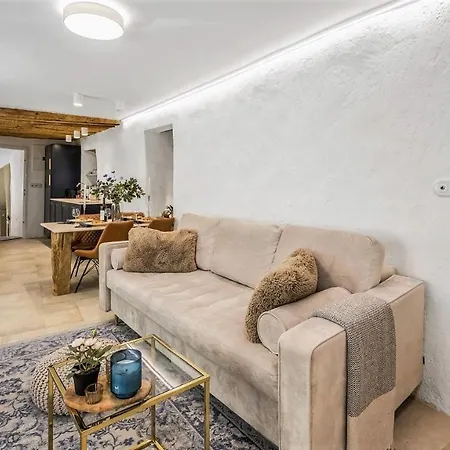 New Design & High Standard From 16th Century In Old Town-free Parking Lägenhet Bratislava