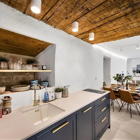 New Design & High Standard From 16th Century In Old Town-free Parking Lägenhet Bratislava