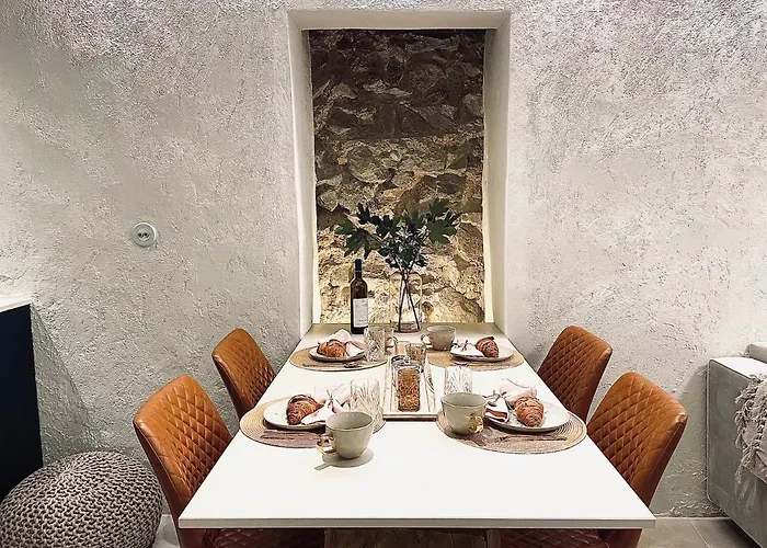 New Design & High Standard From 16th Century In Old Town-free Parking Appartement