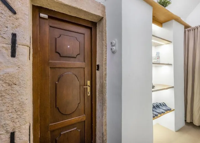 New Design & High Standard From 16th Century In Old Town-free Parking