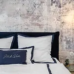 Апартаменты New Design & High Standard From 16th Century In Old Town-free Parking