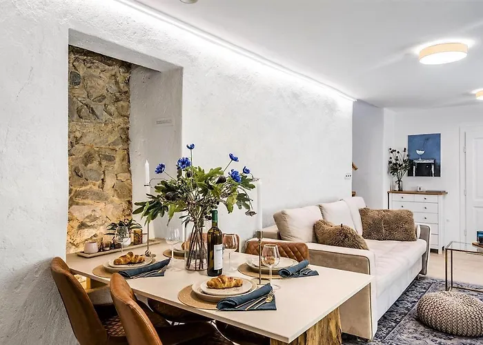 New Design & High Standard From 16th Century In Old Town-free Parking Apartmán *